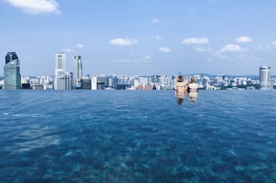 1. 选择公司类型：私营有限公司、公众有限公司和合伙企业