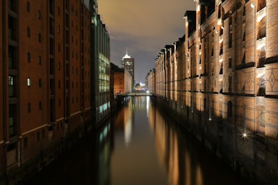 8. 处理社会保险及雇佣法规