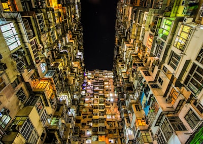 战略转型：多元化与科技驱动