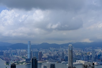 结语：拥抱香港，开启精彩人生