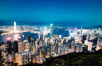 战略聚焦：香港企业家多元化布局