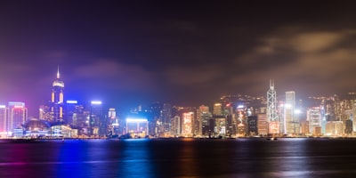 时代浪潮下的香港企业家：机遇与挑战并存