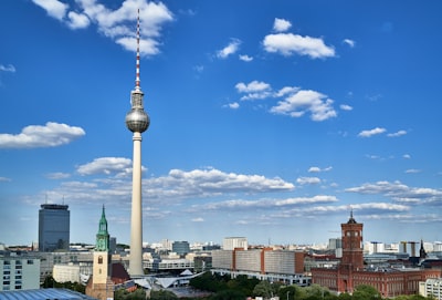 确保遵守地方和行业规定：避免潜在的法律问题