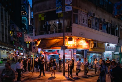 移居香港后的生活与发展