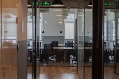 引言：全球商业的避风港与战略枢纽